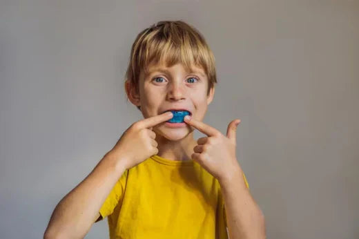 Un enfant portant un protège-dents