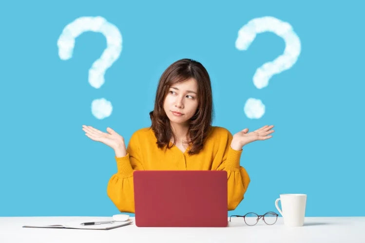 Une femme choisissant entre des appareils de rétention en métal et des appareils de rétention transparents