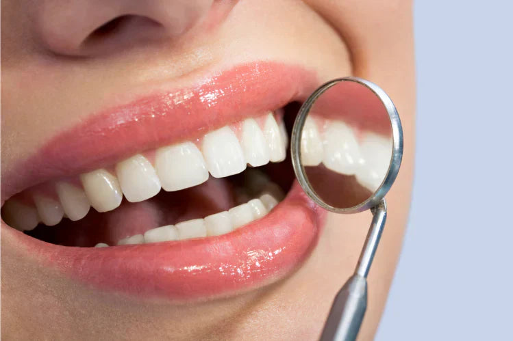 Une image d’une personne montrant des dents droites