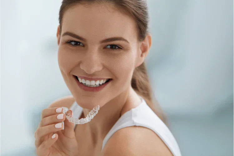 Une fille montre ses dents droites sans appareil dentaire