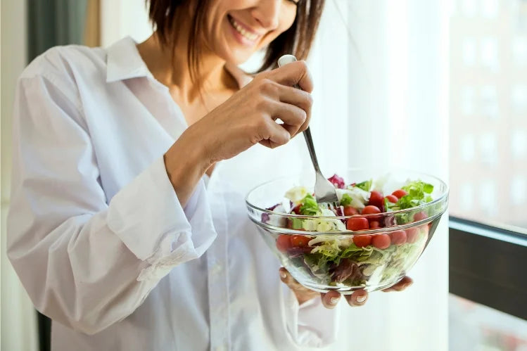 Une fille fait des choix culinaires pour sa santé dentaire