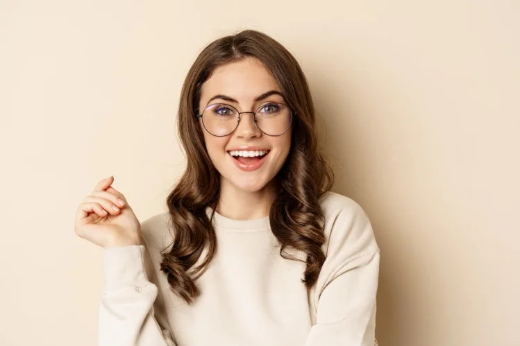 Une jeune femme heureuse avec un sourire parfaitement droit