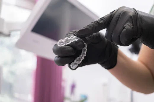 un dentiste montrant comment nettoyer les aligneurs transparents