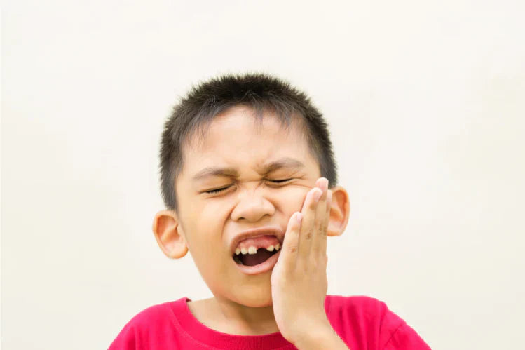 Un garçon qui a mal aux dents