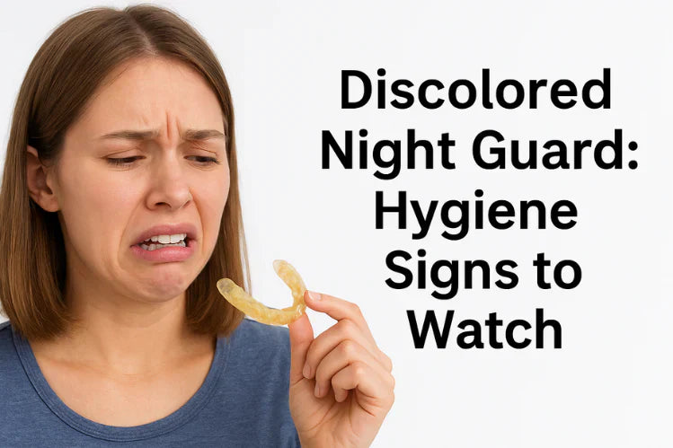 Une femme tenant un garde de nuit décoloré