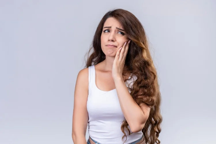 Une fille souffrant de douleur à la mâchoire