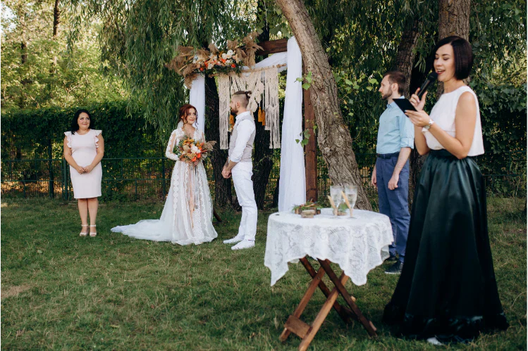 Un jeune couple lors de ses vœux de mariage