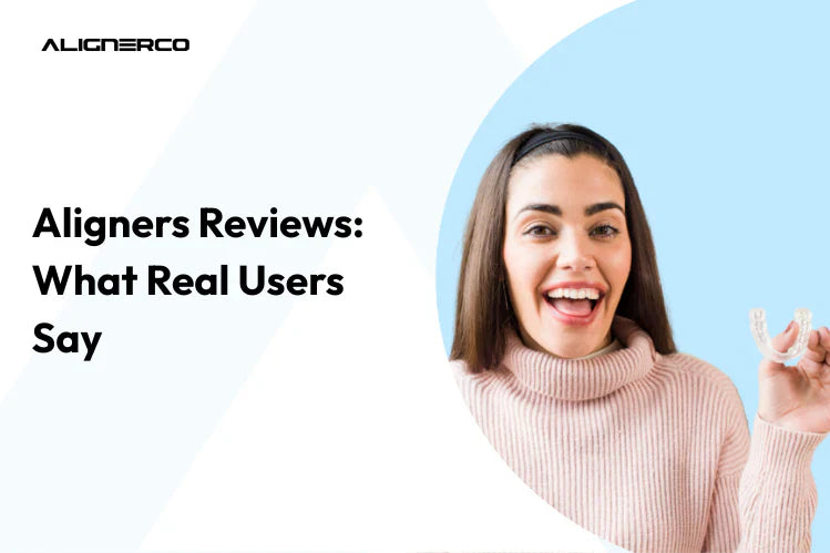 Jeune femme souriant de joie tout en tenant des aligneurs transparents.